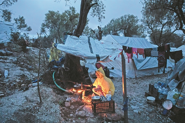 Μεταναστευτικό: Με την καυτή πατάτα στα… χέρια