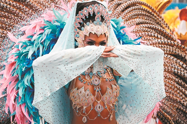 Νεροποντή, κουκούλες, το υπουργικό κολιέ