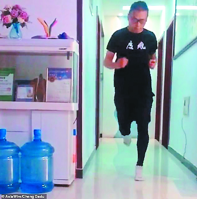 Ετρεξε 50 χλμ. γύρω γύρω στο σαλόνι του