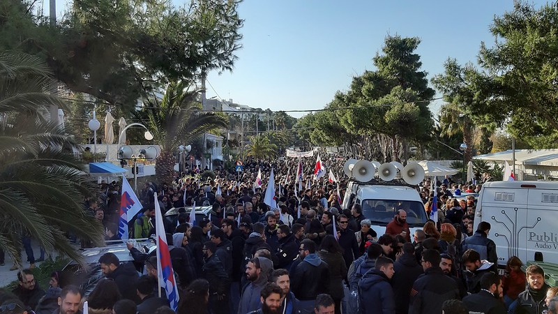 Μετ’ εμποδίων το συνέδριο της ΓΣΕΕ : Έναρξη με διαδήλωση και ΜΑΤ