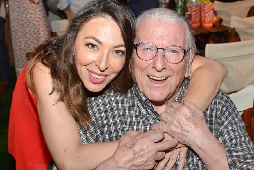 Συγκινεί ο αποχαιρετισμός της Αλίκης Κατσαβού στον Κώστα Βουτσά