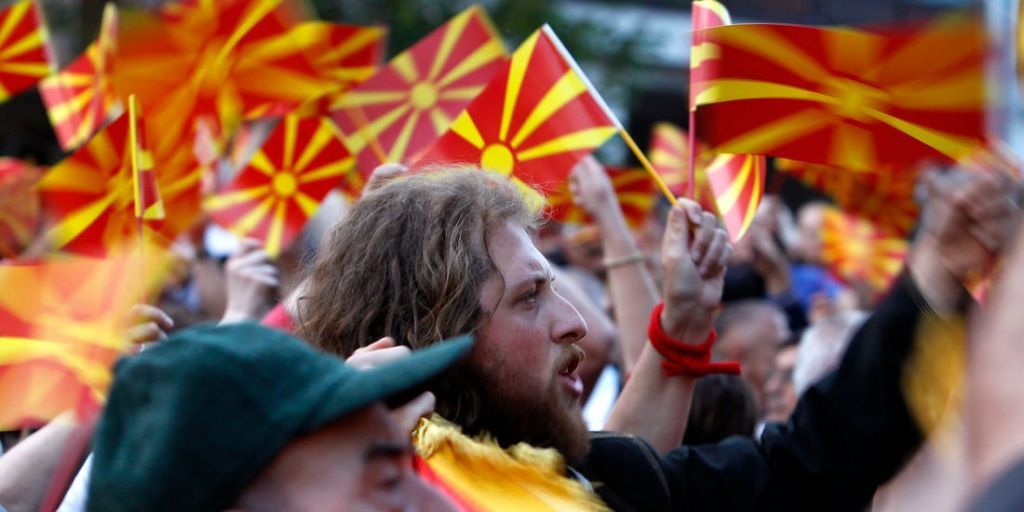 Σκoπιανή υπουργός επανέφερε ταμπέλα που γράφει «Δημοκρατία της Μακεδονίας»