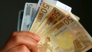 Άρωμα πετροδολαρίων αλλά…. οι αυξήσεις μισθών πότε θα έρθουν;