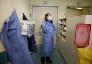 Κορωνοϊός: Δεκάδες ύποπτα κρούσματα ελέγχονται σε όλη τη χώρα