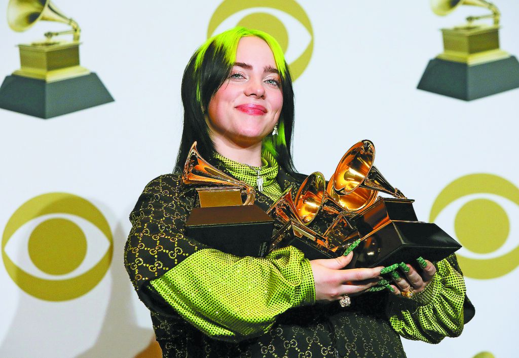 Ο μουσικός κόσμος στα πόδια της