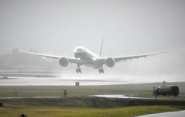Θρίλερ εν πτήσεις για επιβάτες Boeing 77 : Ράγισε το παράθυρο του πιλοτηρίου