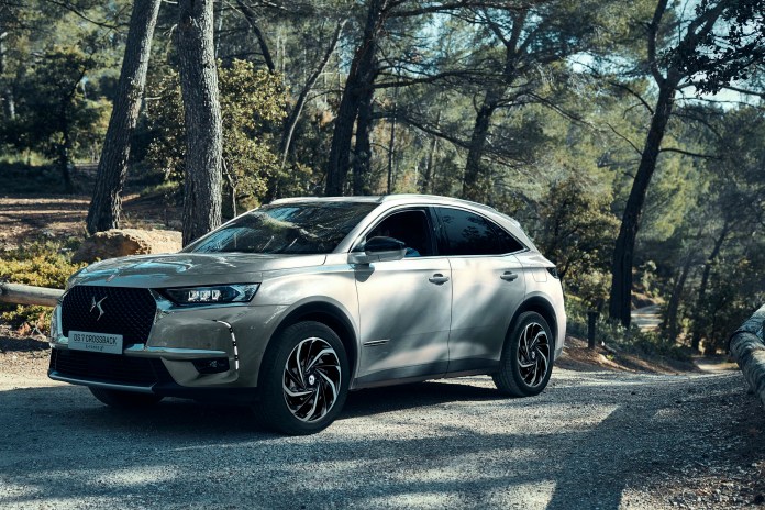 To DS 7 CROSSBACK E-TENSE 4×4, το προηγμένο Plug – in υβριδικό προσεδαφίστηκε στην ελληνική αγορά