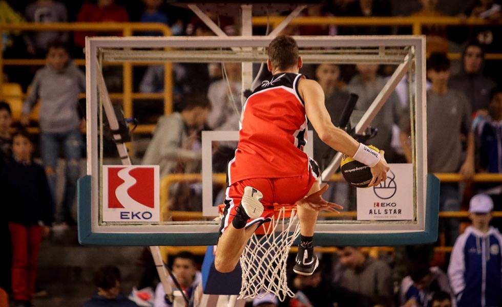 Απίστευτο: Κόπηκε ο χιαστός του και συνέχισε να καρφώνει