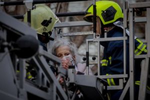 Παλαιό Φάληρο: Καρέ – καρέ η διάσωση γυναίκας