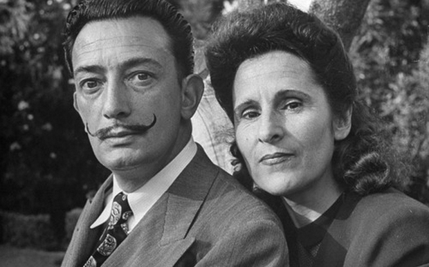 Στο σφυρί Νταλί και Γκαλά με τα «κεφάλια τους γεμάτα σύννεφα»