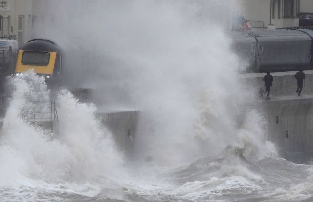 Καταιγίδα «Κιάρα» : Σε πορτοκαλί συναγερμό η Μ. Βρετανία – Σοβαρά προβλήματα στις μεταφορές