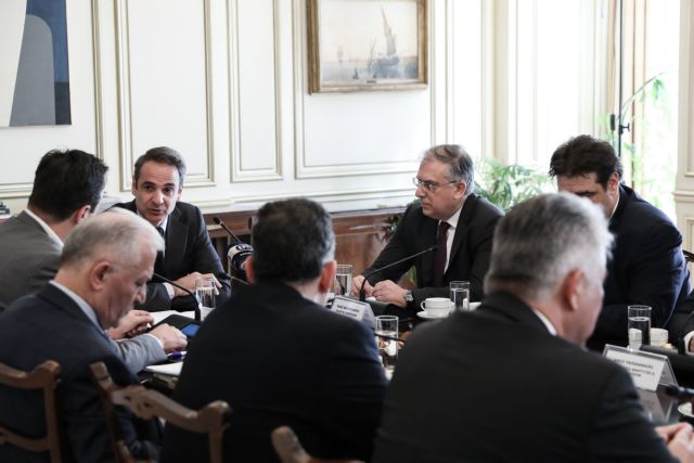 Μητσοτάκης : Συνεχίζει την αξιολόγηση των υπουργών με τον Θεοδωρικάκο