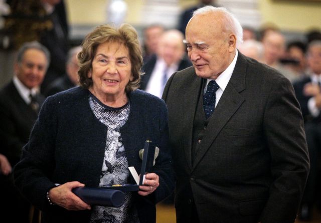 Ο πολιτικός κόσμος αποχαιρετά τη «γλυκιά γιαγιά» των παιδικών μας χρόνων