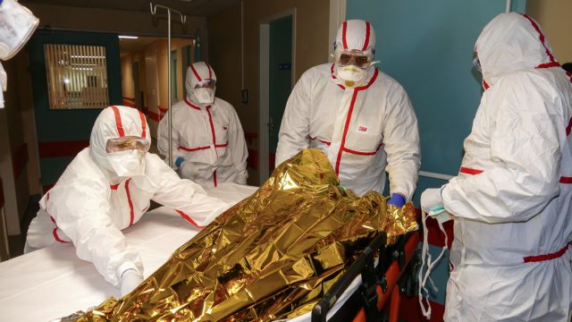 Σύσκεψη Ελλήνων λοιμωξιολόγων: Δεν ανιχνεύονται όλα τα κρούσματα από τις θερμικές κάμερες