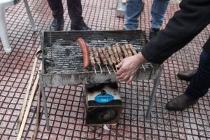 Ψησταριές, λουκάνικα και σουβλάκια έξω από το Μαξίμου