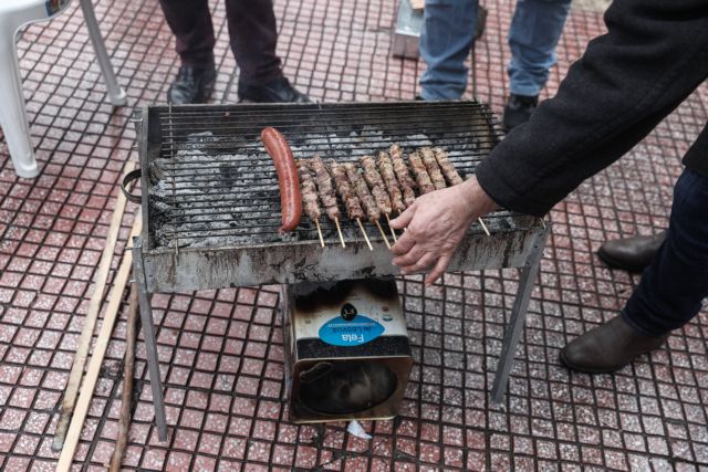 Ψησταριές, λουκάνικα και σουβλάκια έξω από το Μαξίμου