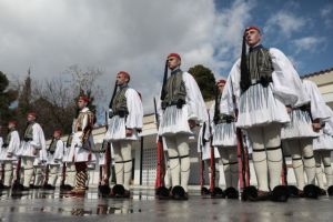 Συγκινητική τελετή στη μνήμη του εύζωνα του Προεδρικού Μεγάρου