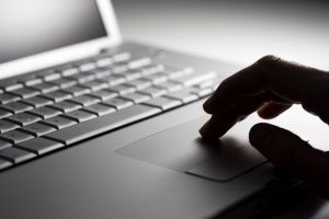 Laptops : Τα πέντε λάθη που κάνουμε και τα καταστρέφουμε