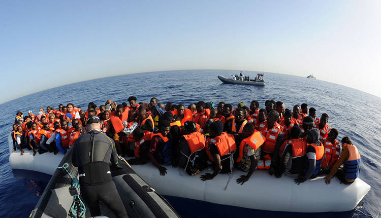 Επιμένει η κυβέρνηση στα πλωτά φράγματα – Κάνει πίσω η Κομισιόν