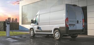 Φορτώνει ηλεκτρικά και η Fiat