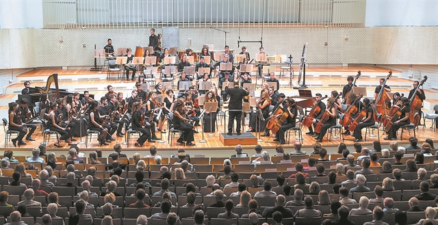 Μια νεανική ορχήστρα που είναι ταυτόχρονα παρέα και σχολείο