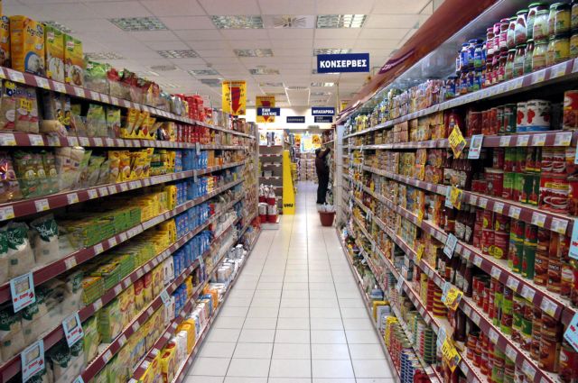 Κοροναϊός: Επιδρομή καταναλωτών στα σουπερμάρκετ