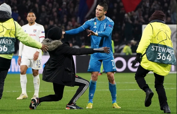 Η εισβολή στο γήπεδο που προκάλεσε εκνευρισμό στον Κριστιάνο