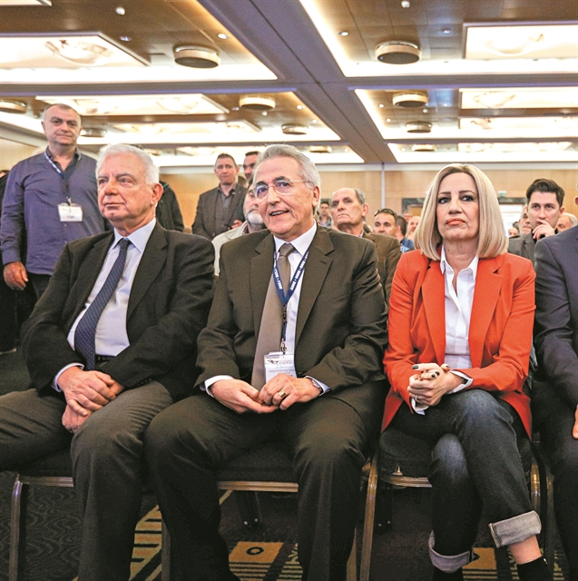 Εκλογή νέας δοίκησης σε κλοιό διαδηλωτών