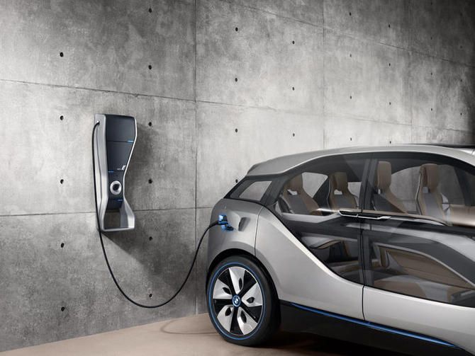 BMW: Γεμίζει τους δρόμους της Γερμανίας με ταχυφορτιστές