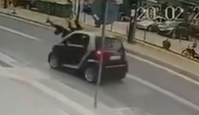 Η στιγμή που ΙΧ παρασύρει μητέρα και παιδί στο Ρέθυμνο