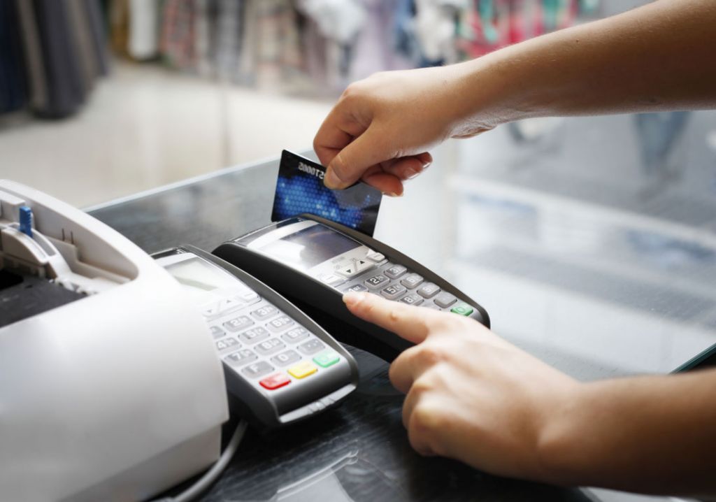 Ηλεκτρονικές αποδείξεις : Πληρωμή με κάρτα ή έξτρα φόρος 22%