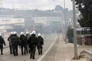 Μόρια : Συλλήψεις ακροδεξιών με κράνη και ρόπαλα