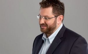 Ζαχαριάδης : Η αντικατάσταση της πινακίδας «Βόρεια Μακεδονία» στα Σκόπια παραβιάζει τις Πρέσπες