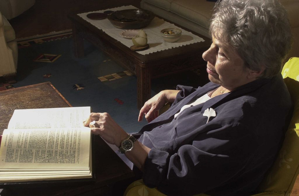 Η Δημουλά απαγγέλλει ποίηση: «Είδα πολλά και ωραία όνειρα και είδα να ξεχνιέμαι»