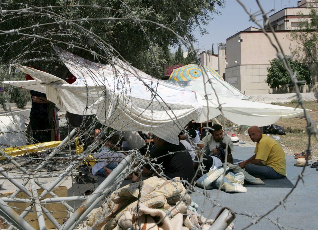 Είναι η Κύπρος νέα Λαμπεντούζα; Γιατί «βουλιάζει» το νησί από πρόσφυγες και μετανάστες