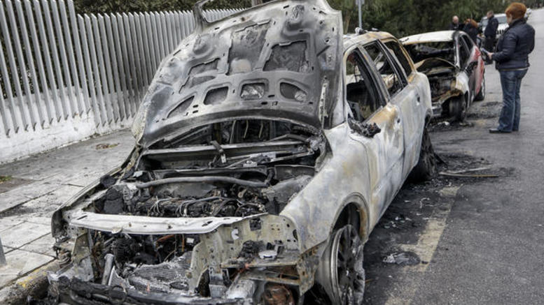 Αναρχικοί ζητούν από πολίτες να μην παρκάρουν δίπλα σε πολυτελή αυτοκίνητα που καίνε