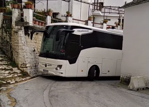 Οδηγός… πιλότος περνάει το λεωφορείο ξυστά μέσα στα σοκάκια του Πηλίου