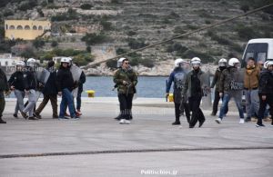 Επεισοδιακή η αναχώρηση των ΜΑΤ – Εφυγαν σπάζοντας αυτοκίνητα