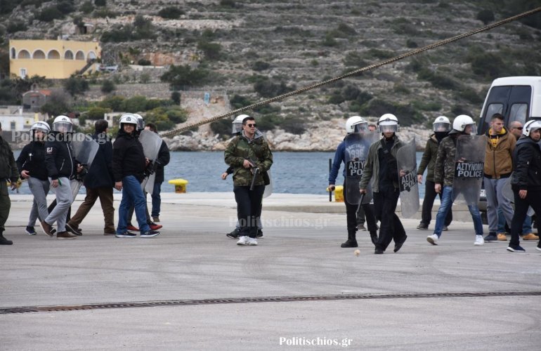 Επεισοδιακή η αναχώρηση των ΜΑΤ – Εφυγαν σπάζοντας αυτοκίνητα