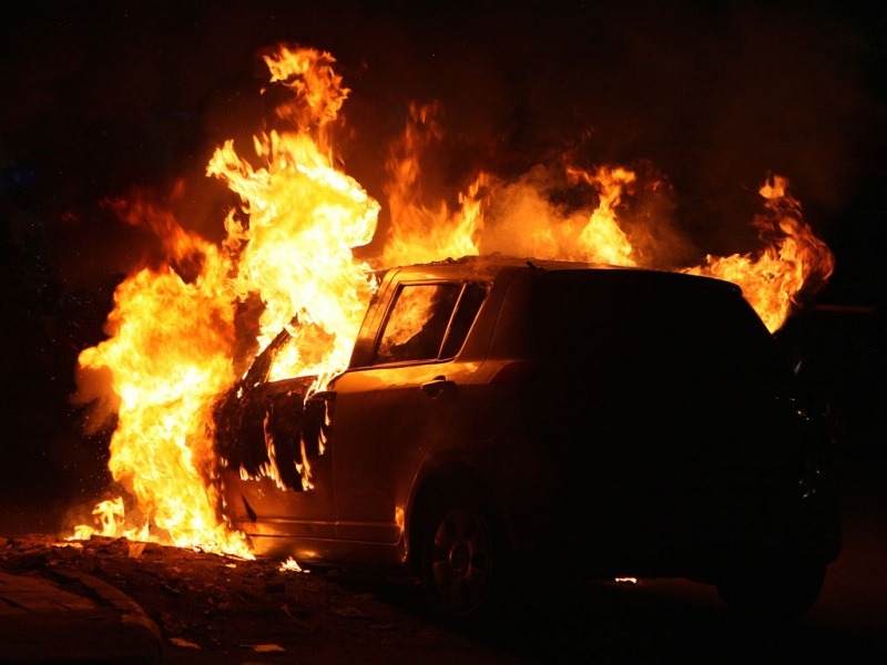 Κρήτη: Αυτοκίνητο τυλίχτηκε στις φλόγεςΦωτιά πήρε αμάξι – Προκλήθηκαν ζημιές