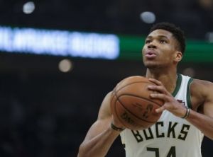 Ο Παπακωνσταντίνου τραγουδά για τον Αντετοκούνμπο