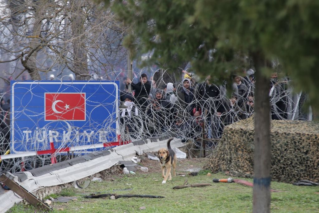 Έβρος : Ακραία πρόκληση Τουρκίας – Στέλνει στρατιωτικά οχήματα για να συνοδεύσουν τους πρόσφυγες