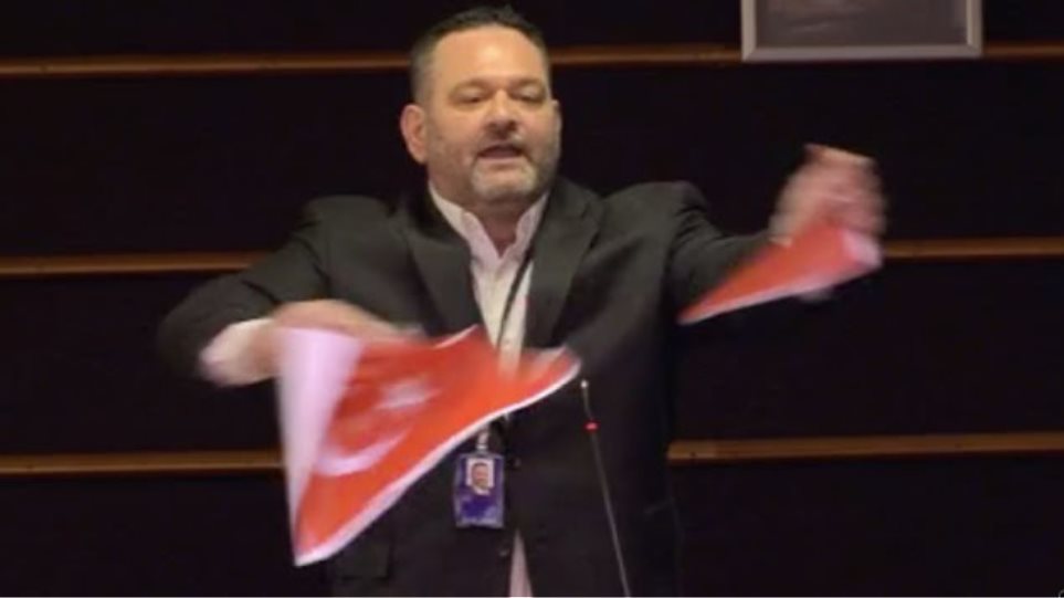 Καμπάνα σε Λαγό για το σκίσιμο της τουρκικής σημαίας