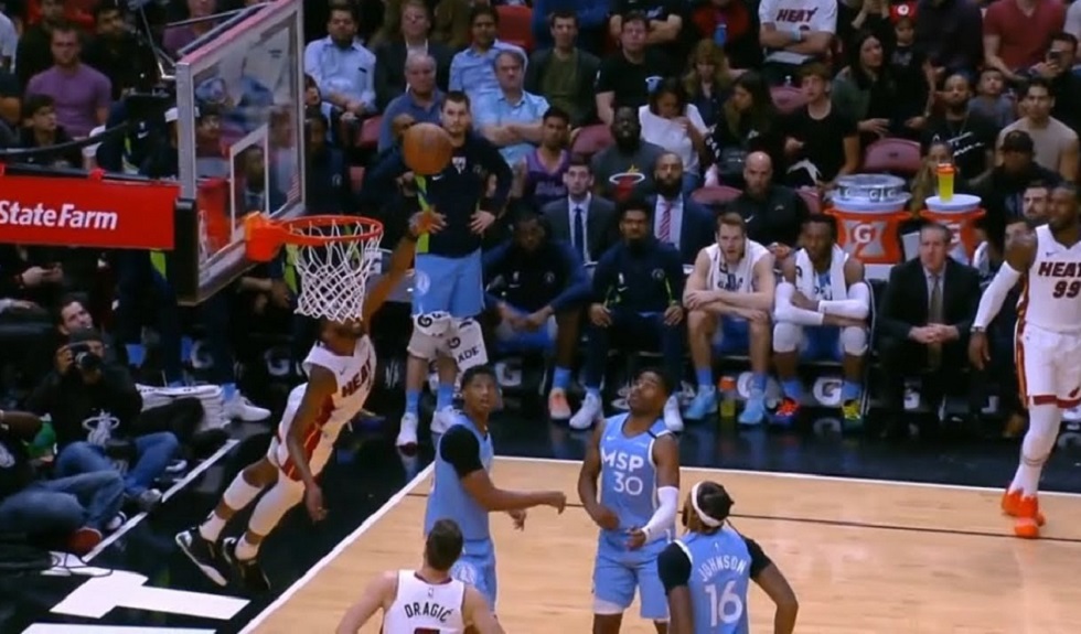 NBA Top 10: Ο Ντέρικ Τζόουνς Τζούνιορ χτύπησε κορυφή… πετώντας