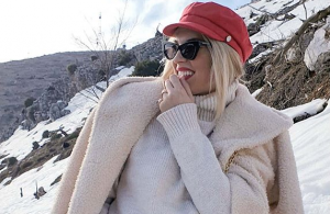 Γαστεράτου: Μας δείχνει την κοιλίτσα της ένα μήνα μετά τη γέννηση του γιου της