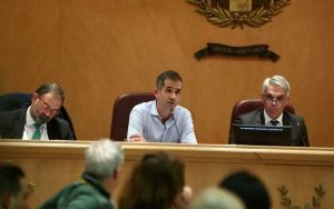 Χυδαία επίθεση Κασιδιάρη και απάντηση από τον Μπακογιάννη