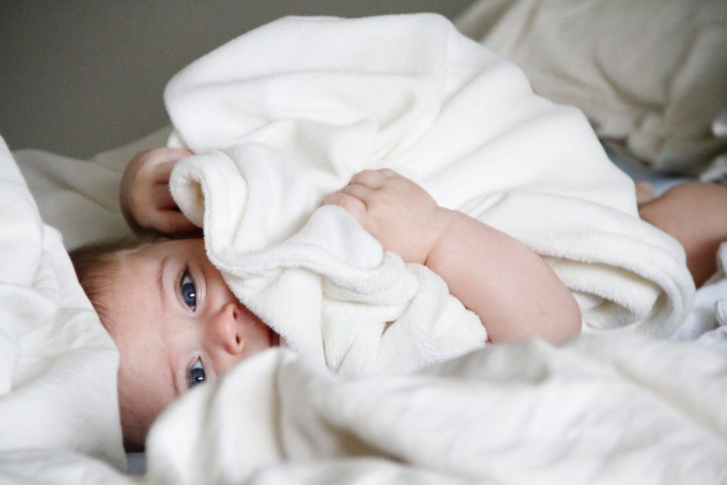 Πώς τα μωρά θα αποκτούν ΑΦΜ και ΑΜΚΑ από την ώρα που γεννιούνται