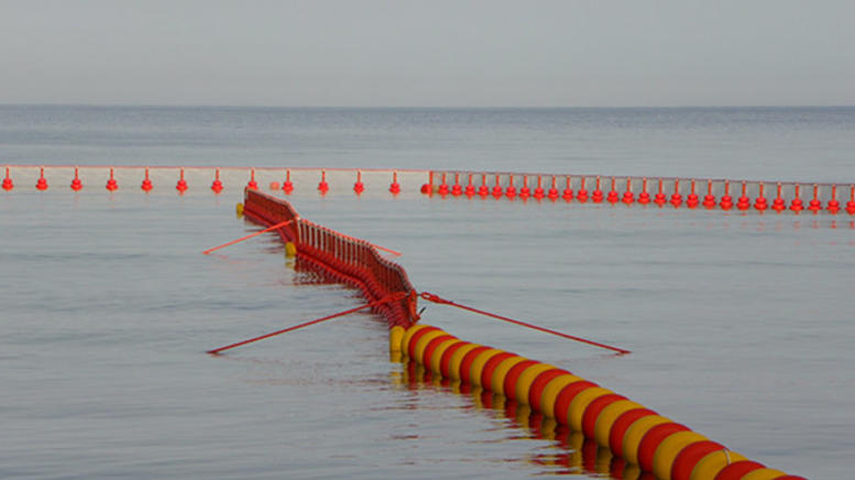 Μάχη με τον χρόνο δίνει η κυβέρνηση για κλειστά κέντρα και «πλωτό τείχος» στο Αιγαίο