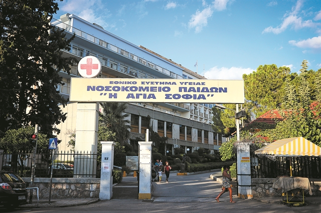 Βρέφος με δυσπλασία δεν μπορεί να χειρουργηθεί στην Ελλάδα γιατί δεν έχει… ΑΜΚΑ