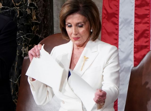 Απίστευτη σύγκρουση : Ο Τραμπ δεν έδωσε το χέρι του, η Πελόζι έσκισε την ομιλία του